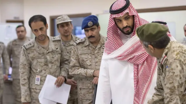 د سعودي دفاع وزیر (ښۍ خوا ته) او ددغه هېواد د کورنیو چارو وزیر (کيڼ لور ته) د حوثیانو ضد عملیاتو د قوماندې مرکز کې