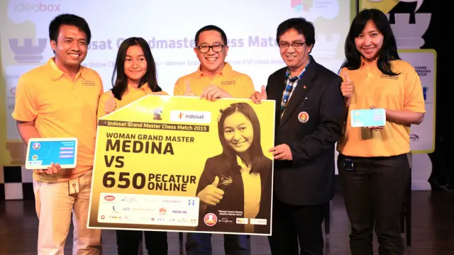 Dalam Indosat Grand Master Chess Match, Medina dan 650 peserta menggunakan aplikasi Jago Catur. 