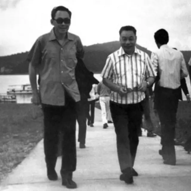 李光耀(左)访台时与蒋经国(右)合影。(资料照片)