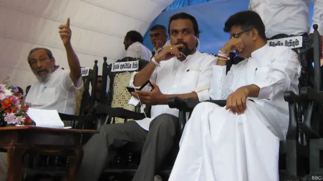 "මහින්ද රාජපක්ෂ හිටපු ජනාධිපතිතුමා මේ කට්ටියට දිනාගන්න නොමිලේම කඩේ ගෙනියන්න මේ හදන්නේ"