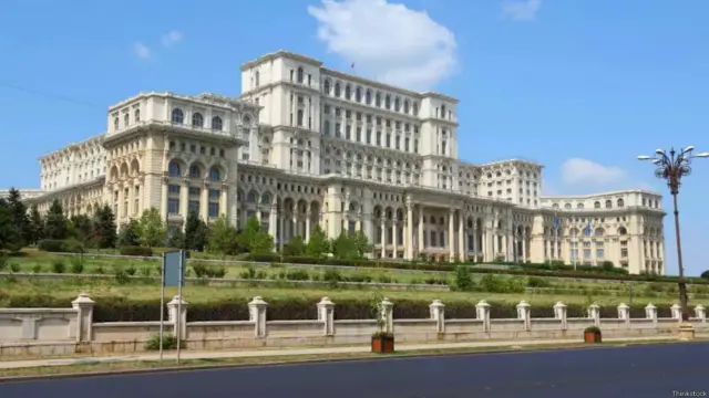 Điện Quốc hội, Romania. Là công trình hành chính dân sự lớn nhất và đắt nhất trên thế giới, với 12 tầng (cộng với 8 tầng ngầm) và khoảng 3.100 căn phòng với tổng diện tích 330.000 mét vuông. Dự án này tiêu tốn 3,3 tỷ euro và nó cũng lấy đi của người dân Bucharest phần lớn thành phố của họ. “Được xây dựng bởi nhà độc tài cộng sản Nicolae Ceausescu, công trình này lớn đến nỗi khó mà chụp được một tấm ảnh cho thấy hết quy mô của nó,” ông Jann Hoke, một luật sư đã làm việc trong cung điện này vào những năm 1990, nói.