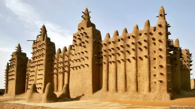 Đại giáo đường Djenne, Mali. Được xây dựng vào năm 1907, Đại giáo đường Djenne là công trình bằng bùn lớn nhất trên thế giới được xây dựng hoàn toàn bằng gạch đất được phơi nắng, cát, vữa hồ trộn từ bùn và xi măng. Nó được công nhận là Di sản Văn hóa Thế giới hồi năm 1988.