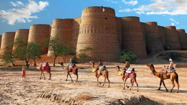 Pháo đài Derawar, Pakistan. 40 pháo đài sừng sững vươn lên giữa sa mạc xếp thành một hình vuông đáng kinh ngạc. Tính gộp lại thì tường thành có chu vi khoảng 1.500 mét và cao khoảng 30 mét. “Đây là một công trình hoành tráng nằm giữa lòng sa mạc Cholistan,” Faisal Khan viết trên Quora, “Nhiều người không biết về pháo đài Derawar. Thậm chí nhiều người Pakistan cũng không biết nó.”