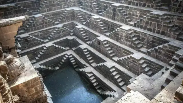 Giếng thang Chand Baori, Ấn Độ. Một trong những kỳ quan được ít người biết đến nhất ở Ấn Độ, giếng thang Chand Baori ở Rajasthan là một cái hồ hình vuông có các bậc thang đi xuống sâu 13tầng xuống đến độ sâu 30 mét dưới đáy giếng nơi có một cái ao nước xanh biếc.

Những bậc thang đồng dạng như một mê cung ‘dường như tạo thành một con đường đi bất tận sâu vào lòng đất,” Vipul Yadav viết trên Quora. Với 3.500 bậc thang, Chand Baori là ‘một trong những giếng thang sâu nhất và lớn nhất trên thế giới.”