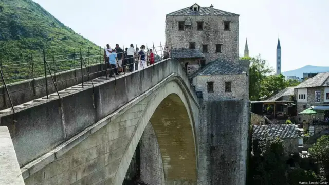 Cầu Stari Most, Bosnia-Herzegovina. “Cầu Cũ, hay còn gọi là Cầu Stari Most theo cách gọi của dân địa phương, được xây nên từ 456 phiến đá vào năm 1566 bởi kiến trúc sư Mimar Hajrudin của Đế chế Ottoman,” Haris Custo viết trên Quora, “Đây là trái tim của thành phố chúng tôi trong suốt 427 năm.” Cây cầu với chiếc lưng gù này nằm ở thành phố Mostar và bắc qua sông Neretva. Với chiều rộng 4 mét, chiều dài 30 mét và chiều cao 24 mét, đây là một trong những công trình dễ nhận thấy nhất và là một trong những kiến trúc Hồi giáo đẹp nhất ở vùng Balkans.