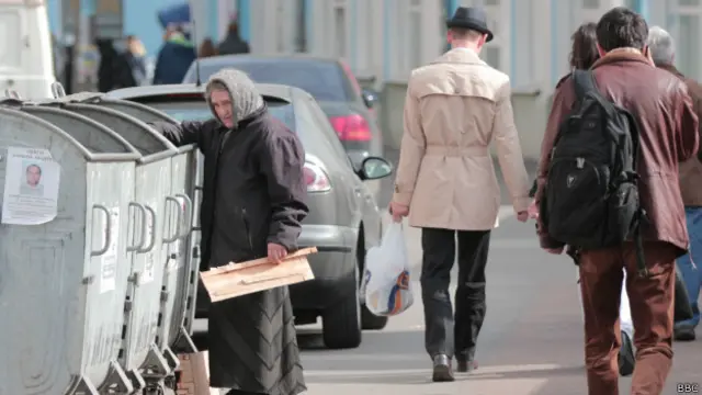 Пенсіонерка біля смітника