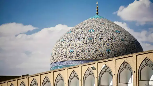 Thánh đường Sheikh Lotfollah, Iran. Nằm ở Quảng trường Naghsh-i Jahan ở thành phố Isfahan, giáo đường tráng lệ này được xây dựng vào khoảng những năm 1603 cho đến 1619 dưới thời trị vì của Quốc vương Shah Abbas I. Nó được đặt tên theo nhạc phụ của nhà vua, Giáo sỹ Lotfollah, một học giả Hồi giáo được tôn kính ở Lebanon. Ngôi thánh đường này kỳ lạ ở chỗ nó không có tháp nhọn hay sân. “Đó là bởi thánh đường không phải xây dựng cho người dân mà là nơi cầu nguyện dành cho các thê thiếp của nhà vua,” Mona Khatam viết trên Quora.