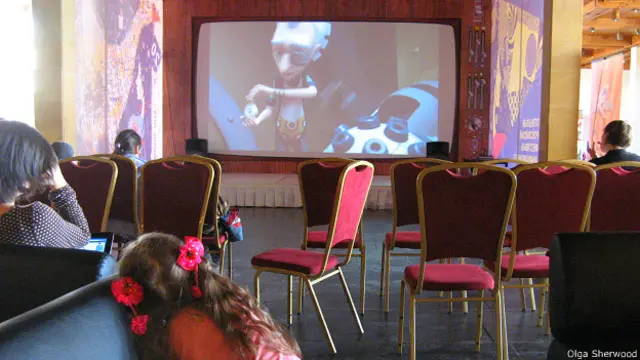 Девочка смотрит мультфильм