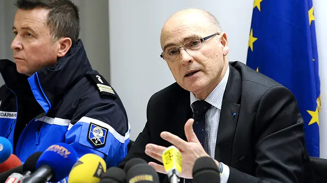 Công tố viên tại Marseille là Brice Robin nói cơ phó đã cố tình hạ độ cao khi cơ trưởng bị khóa cửa ở bên ngoài không vào được.
