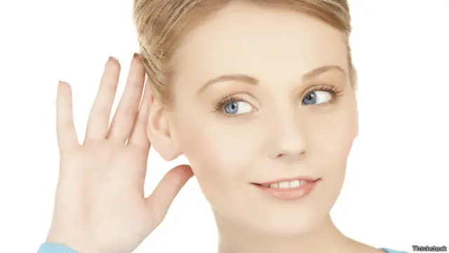 Mujer escuchando lo que alguien le dice.