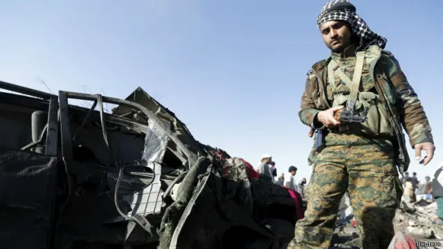 ایک حوثی جنگجو سعودی حملوں کے بعد ہونے والی تباہی کا جائزہ لے رہا ہے