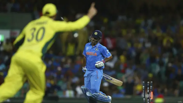 کپتان مہندر سنگھ دھونی بھارت کی جانب سے سب سے زیادہ 65 رنز بنا کر میکسویل کے ہاتھوں رن آؤٹ ہوئے۔