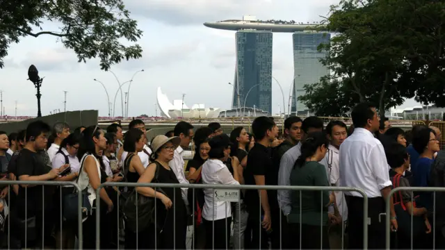 民众在国会大厦外排队(BBC中文网图片26/3/2015)