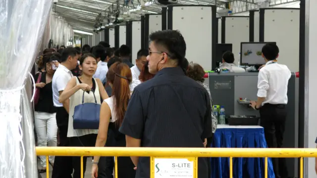 吊唁者在国会大厦旁接受安检(BBC中文网图片26/3/2015)