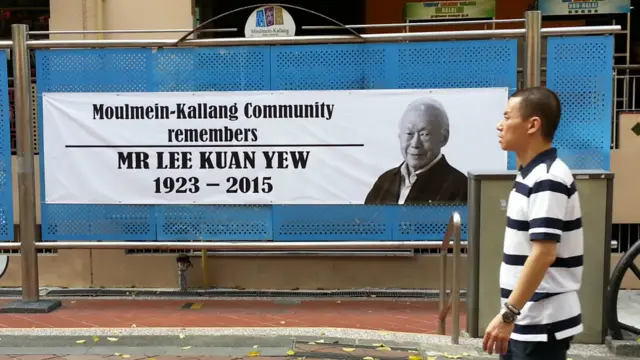 新加坡武吉市区域一面摩棉—加冷市镇理事会悼念李光耀的横幅(BBC中文网图片26/3/2015)