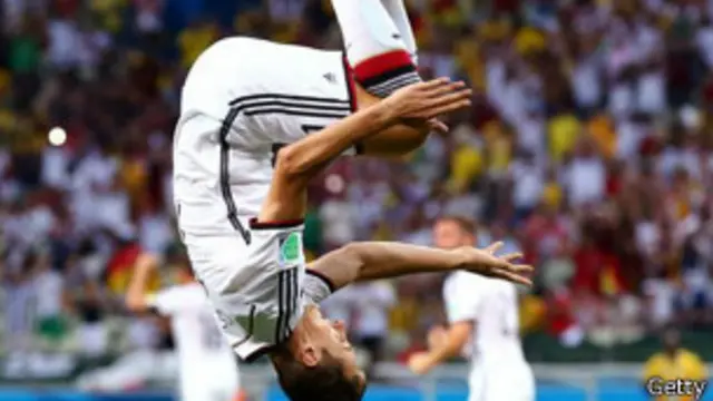 Miroslav Klose celebra un gol