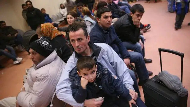 جرمنی کے شہر برلن میں پناہ کے درخواست دہندگان ایک اندارج مرکز پر اپنی باری کا انتظار کر رہے ہیں 