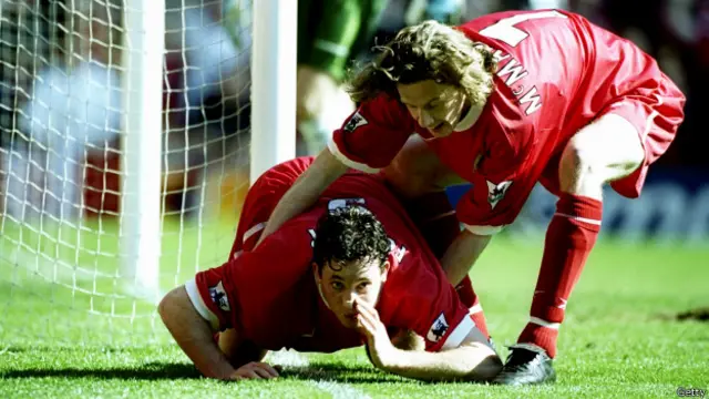 Robbie Fowler celebra su gol ante el Everton