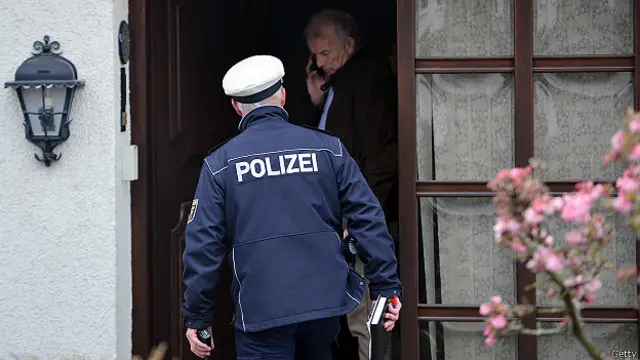 دادستانی آلمان تایید کرده ماموران پلیس در حال جستجو از منزل شخصی کمک خلبان آندریاس لوبیتز هستند