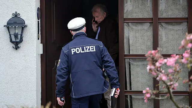 پولیس کے سپاہی اس گھر کے اردگرد پہرہ دے رہے ہیں تاکہ رپورٹروں اور فوٹوگرافروں کو مرکزی دروازے سے دور رکھ سکیں