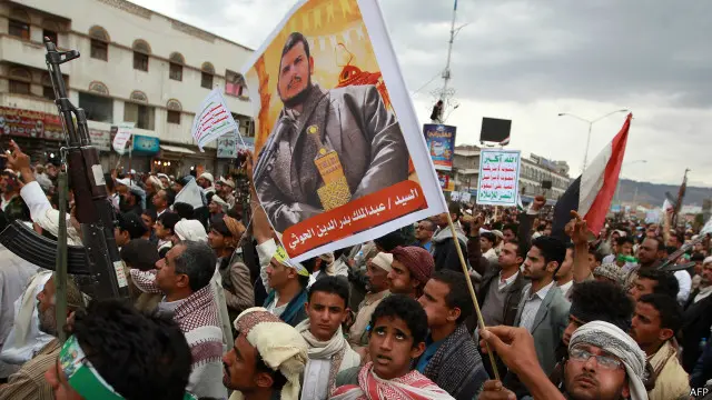 تظاهر أنصار الحوثيين اعتراضا على الغارات الجوية.