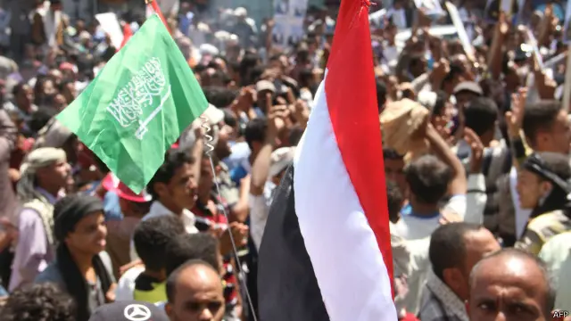 متظاهرون في مدينة تعز يرفعون الأعلام السعودية.