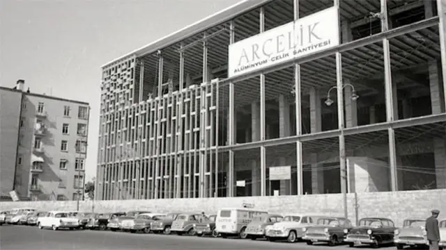 Bayındırlık Bakanlığı, Almanya'da tiyatro binaları üzerine doktora yapan Mimar Hayati Tabanlıoğlu'nu yeni proje mimarı olarak görevlendirdi. 1956'da Tabanlıoğlu projesiyle inşaata devam edildi.