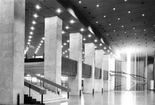 Atatürk Kültür Merkezi, 31,702 metrekarelik arsa üzerinde 14,616 metrekarelik bir alana inşa edilmişti. Binada 1307 kişilik Büyük Salon, 502 kişilik konser salonu, 296 kişilik tiyatro salonu, 206 kişilik sinema salonu ve 1993'te eklenen 190 kişilik "Aziz Nesin Sahnesi" bulunuyordu. Üst katlarda büyük bir sergi salonu da vardı.