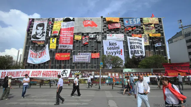 Gezi Parkı olayları sırasında AKM'nin ön cephesi birçok farklı parti ve grubun flama ve bayraklarıyla donatıldı, AKM, Gezi olaylarının sembol fotoğraflarından biri haline geldi. (Fotoğraf: Tolga Adanalı Depo)