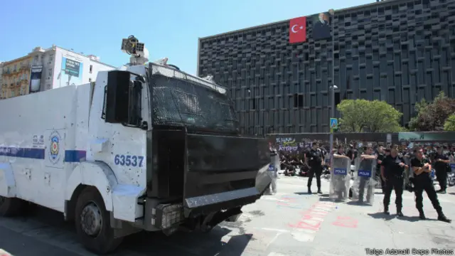 Gezi olaylarından sonra AKM bir yılı aşkın süre polis karakolu olarak kullanıldı. Mimarlar Odası, Nisan 2014'te binanın polis karakolu olarak kullanılmasına karşı suç duyurusunda bulundu. Ekim 2014'te kovuşturmaya yer olmadığına dair karar verildi. (Fotoğraf: Tolga Adanalı Depo)