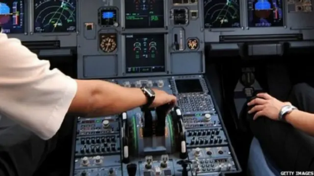 پائلٹوں کا طبی معائنہ ایوی ایشن کا خصوصی طور پر تربیت یافتہ طبی عملہ کرتا ہے