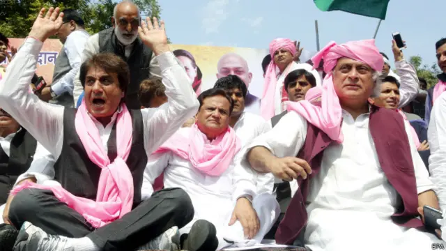 कांग्रेसी नेता विरोध प्रदर्शन में हिस्सा लेते हुए