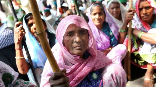 සිය ඉඩම් අයිතිය ඉල්ලා සිටින ඉන්දීය කතුන් කණ්ඩායමක්