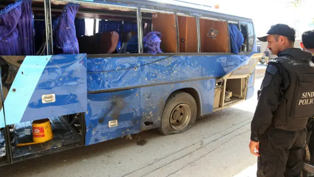 کراچی میں جمعے کو پولیس اہلکاروں کی بس کے قریب دھماکے سے دو اہلکار ہلاک اور 15 زخمی ہوگئے