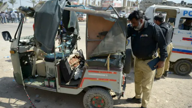 دھماکے سے بس کے علاوہ اردگرد موجود گاڑیوں کو بھی نقصان پہنچا