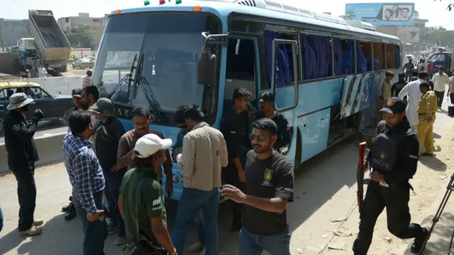 متاثرہ بس سپیشل سکیورٹی یونٹ کے اہلکاروں کو رزاق آباد پولیس ٹریننگ سینٹر سے لے کر جا رہی تھی کہ قائد آباد میں دھماکے کا نشانہ بنی