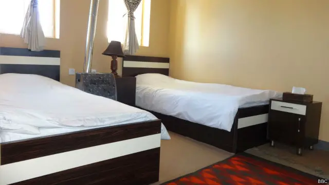 د هایلند د هوټل څښتن عبدالله محمودي، د خپل هوټل د کوټو کولپونه خلاصوي دا ښایسته هوټل پینځلس کوټې لرې، خو نن یو مېلمه لري.