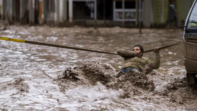 Un hombre se aferra a una cuerda de seguridad en Copiapó