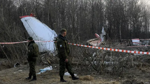 обломки польского президентского самолета, разбившегося под Смоленском