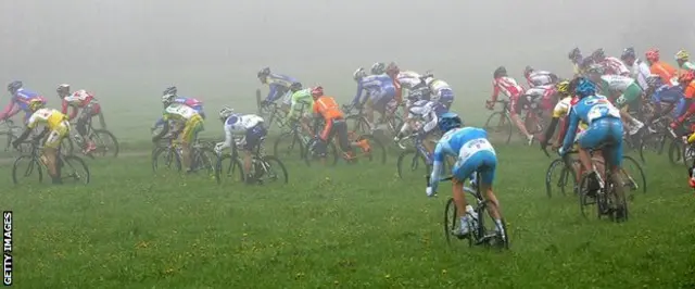 Los obstáculos que van a apareciendo en la vía obligan a los ciclistas a tomar desvíos para seguir en carrera.