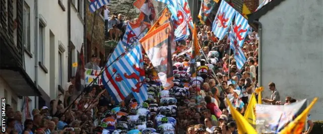 Las clásicas forman parte de la tradición de pueblos y ciudades en Bélgica, que se vuelcan a las calles para alentar a los ciclistas como sucede en la Lieja-Bastoña-Lieja.