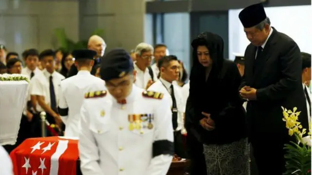 Cựu Tổng thống Indonesia,Susilo Bambang Yudhoyono và phu nhân Kristiani Herawati tới viếng hôm 27/3/2015