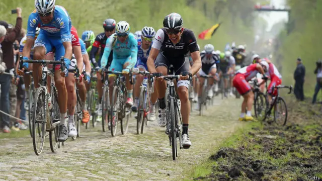 En total son 79 secciones de carreteras de adoquines que suman unos 115 kilómetros de sufrimiento para los ciclistas. "El trasero no es lo que más te duele. Los que más sufren son los tobillos y muñecas", dijo Cavendish.