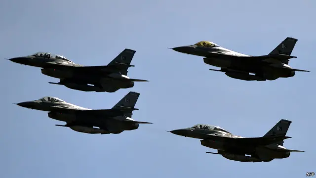 شرعت السعودية الخميس في شن غارات جوية دفاعا عن حكومة الرئيس، عبد ربه منصور هادي، أمام تقدم الحوثيين وحلفائهم.