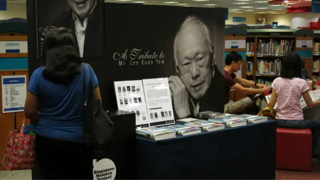 新加坡后港静山社区图书馆内一名女士在李光耀悼念摊位前驻足(BBC中文网图片27/3/2015)