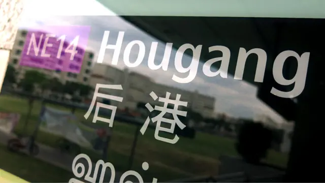 后港地铁站某进站口站牌倒影出来的市镇模样(BBC中文网图片27/3/2015)