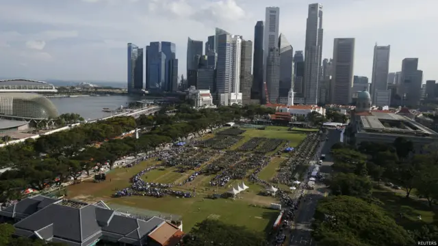 民众在政府大厦大草场上排队(27/3/2015)