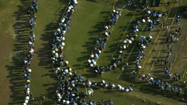 民众在政府大厦大草场上排队(27/3/2015)