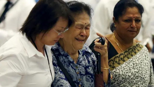 一名印度裔老妇在瞻仰李光耀灵柩后痛哭(27/3/2015)