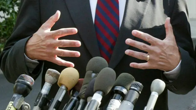 Руки политика и микрофоны